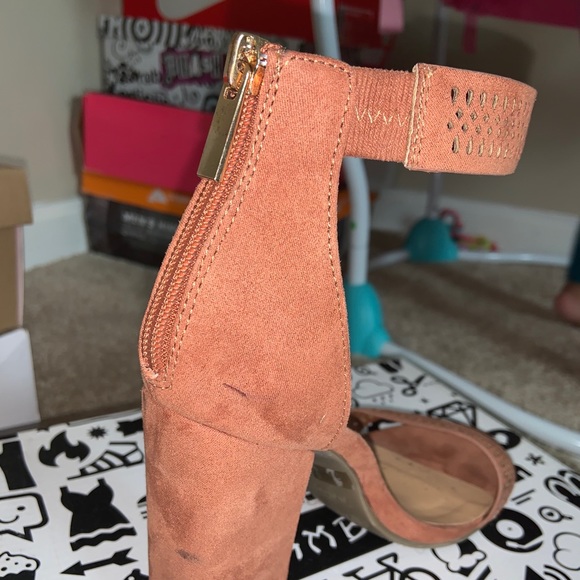 Heels - Picture 2 of 2